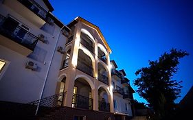 Готель River House